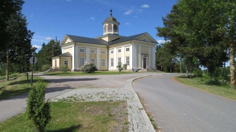 What Are the Key Differences Between Bible Churches and Baptist Churches?